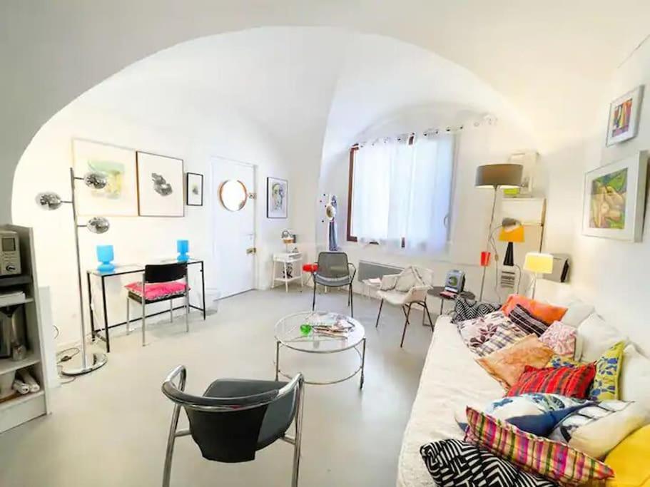Le Studio Du Marquis Marsanne Bagian luar foto