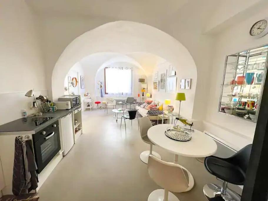Le Studio Du Marquis Marsanne Bagian luar foto